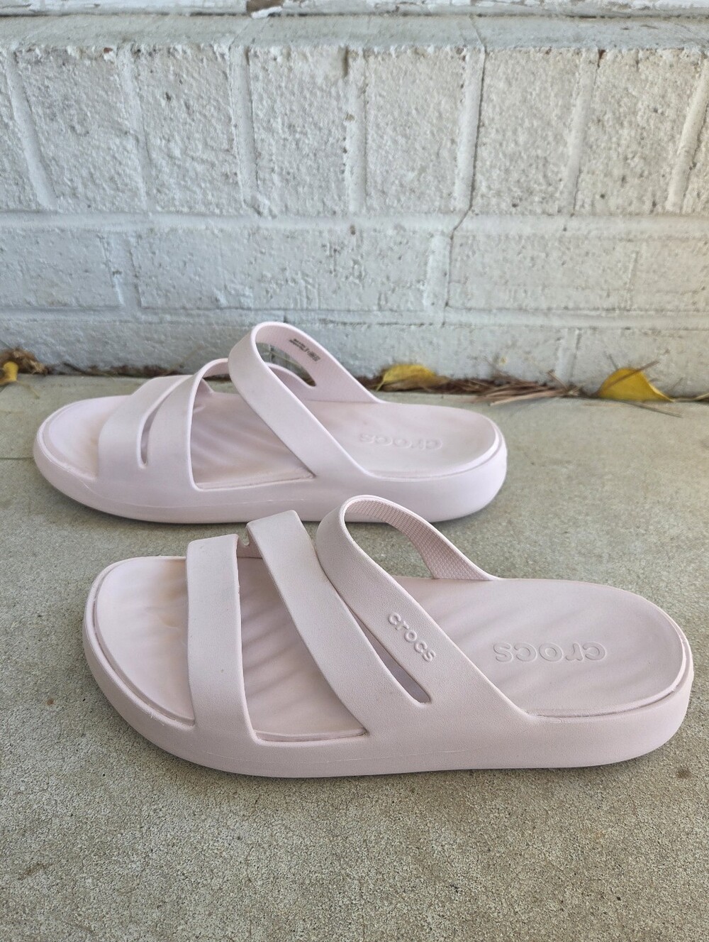 CROCS Getaway Strappy Sandal Women's Size 10 in Quartz - Picture 7 of 13